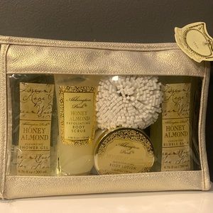 Abington Park Bath Set, new not opened.